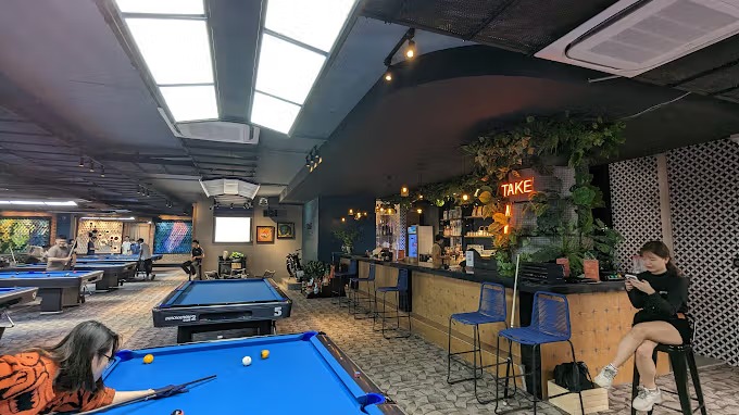 Tom's Billiards Club
